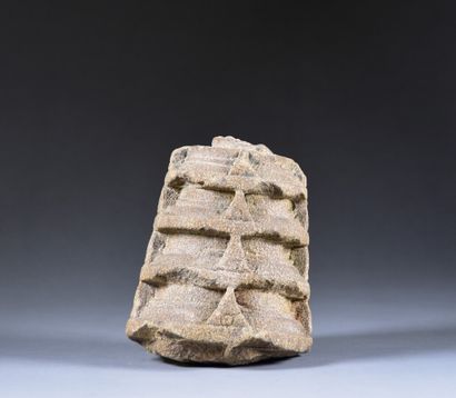 null TIBET ou NEPAL - XVIIe siècle

Fragment de stuppa ou chioten en pierre sculptée

H....