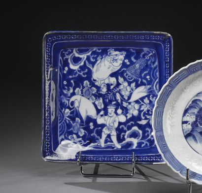 null JAPON, Arita - Période EDO (1603-1868) 

Assiette carrée en porcelaine, à décor...