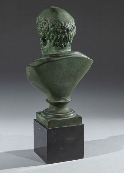null Buste de Socrate (?) en bronze à patine verte sur piédouche, sur une base carrée...