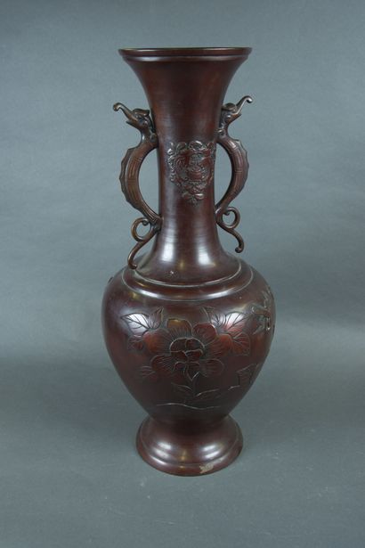 null JAPON - Période MEIJI (1868-1912) 

Grand vase en bronze à patine rouge, à décor...