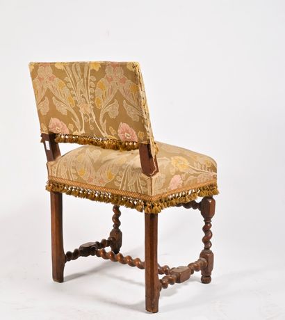 null Chaise en noyer, entretoise en H, pieds torses

Style Louis XIII

H. 85 cm -...