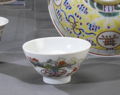 null CHINE - Fin du XIXe siècle

Petit bol à alcool ou a thé en porcelaine, à décor...