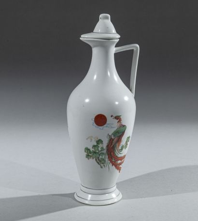 null CHINE - XXe siècle

Lot comprenant un vase rouleau et une verseuse en porcelaine...