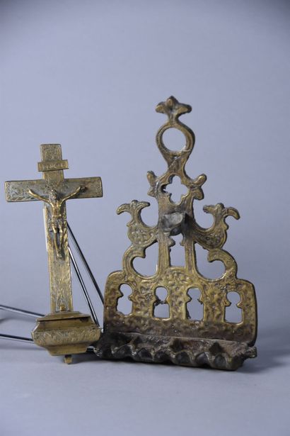 null Petite croix bénitier en laiton, et un élément d'applique ancien en bronze à...