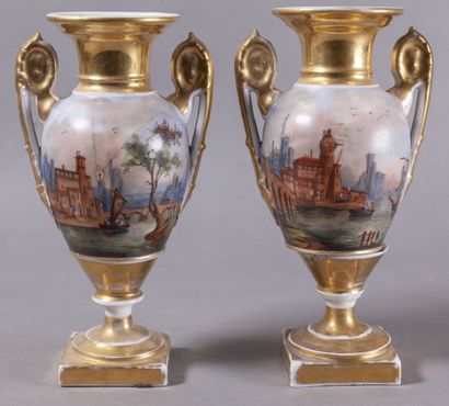Paire de vases en porcelaine de Paris, à...