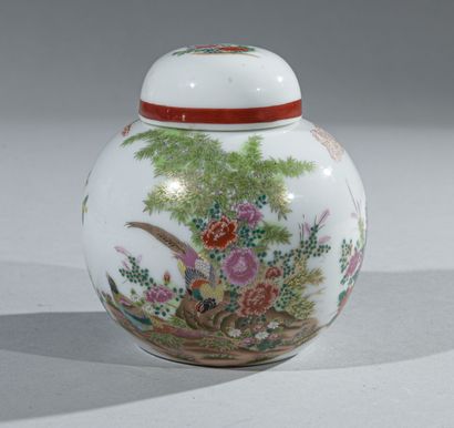 null CHINE - XXe siècle

Pot à gingembre en porcelaine, à fin décor polychrome et...