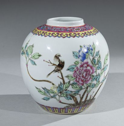 null CHINE - XXe siècle

Vase en porcelaine à décor dans le goût Yongzheng d'un couple...