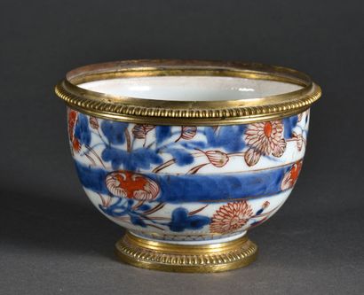 null JAPON, Imari - Période EDO (1603-1868) 

Tasse à chocolat en porcelaine, la...
