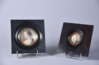 null Deux miniatures : 

- Une ovale : portrait d'homme

H. 4 cm

Accidents

- L'autre...