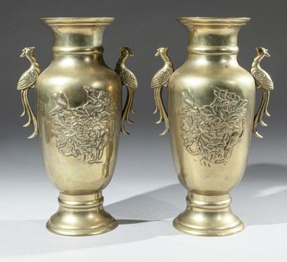 null JAPON - Période MEIJI (1868-1912) 

Paire de vases en bronze à épaulement sur...