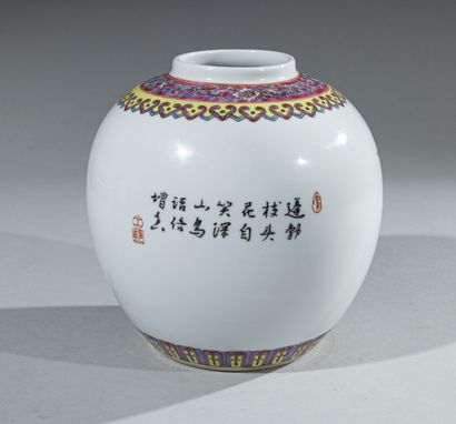 null CHINE - XXe siècle

Vase en porcelaine à décor dans le goût Yongzheng d'un couple...