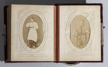 null Cartes de visite 1870/1900

Petit album contenant vingt-sept (27) portraits...