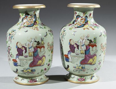 null CHINE, Canton - Début du XXe siècle

Paire de vases balustres en porcelaine,...