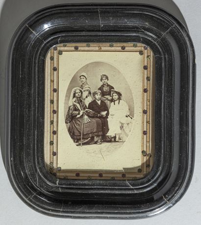 null Portrait de groupes 1865/1877

Réunion de deux (2) épreuves albuminées ovales,...