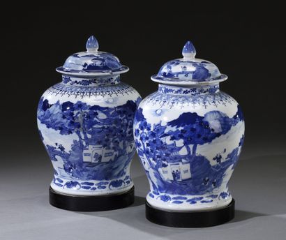 null CHINE - Début du XIXe siècle

Paire de potiches couvertes en porcelaine, à décor...