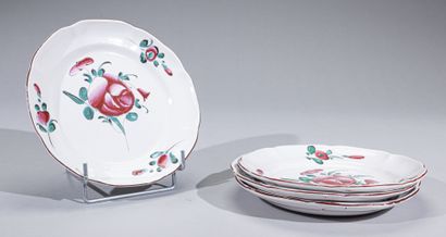 null LUNEVILLE

Quatre assiettes à décor polychrome de roses 

Fin du XIXème siècle...