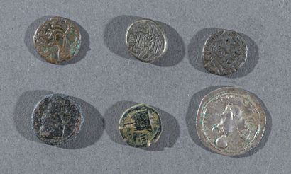 null INDE - PERSE - GRECE: lot de 6 monnaies de bronze et d'argent dans une page...