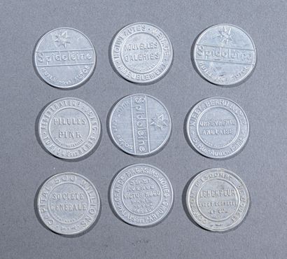 null Lot de 9 jetons :

Timbres-monnaie: 10 centimes , Nouvelles Galeries 5 centimes...