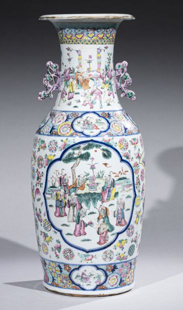 null CHINA, Canton, late 19th century

Large porcelain baluster vase with enamelled...