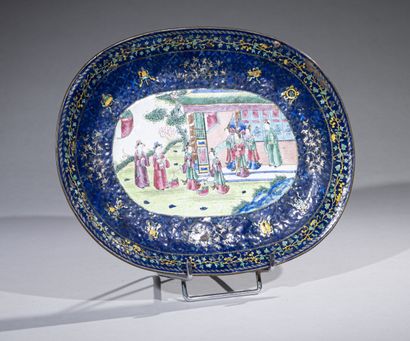 null CHINA, 19th century

Oval copper tray with Canton painted enamel decoration,...
