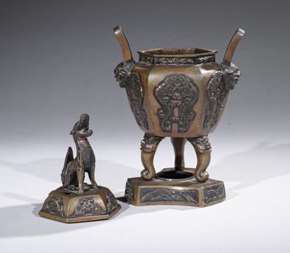 null JAPAN, 19th century

Hexagonal covered incense burner on a bronze base, decorated...