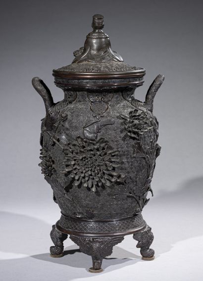 null JAPAN - MEIJI period (1868-1912) 

Covered bronze vase on an integrated base...
