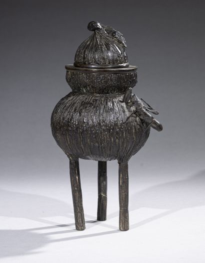 null JAPAN - MEIJI period (1868-1912) 

Covered tripod bronze incense burner, globular...