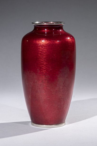 null JAPAN, late Taisho/early Showa era, 1920-50 

A cloisonné enamel vase decorated...