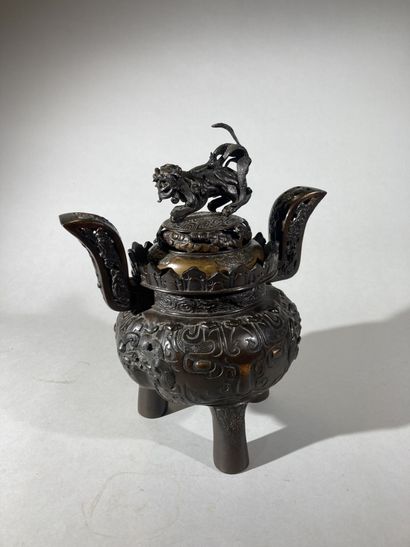 null CHINA, 20th century

Tripod bronze incense burner in the form of a ding, the...