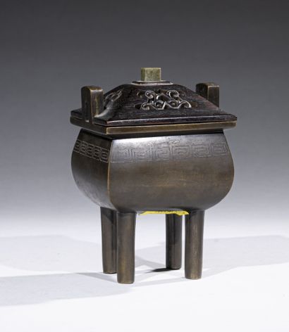 null CHINA, 19th century

Bronze incense burner of archaic fangding form on four...