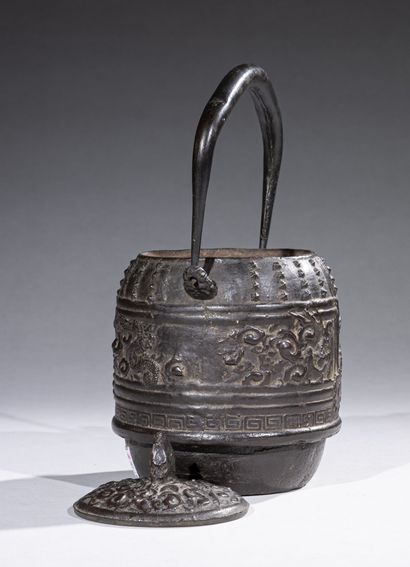 null JAPAN - MEIJI period (1868-1912) 

Teapot (kettle), tetsubin, in cast iron imitating...