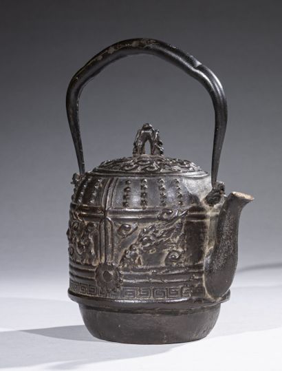 null JAPAN - MEIJI period (1868-1912) 

Teapot (kettle), tetsubin, in cast iron imitating...