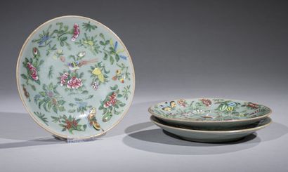 null CHINE, XXe siècle

Trois assiettes en porcelaine à couverte céladon et décor...