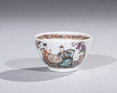 null CHINE, XIXe siècle

Sorbet lobé en porcelaine à décor émaillé de la Famille...