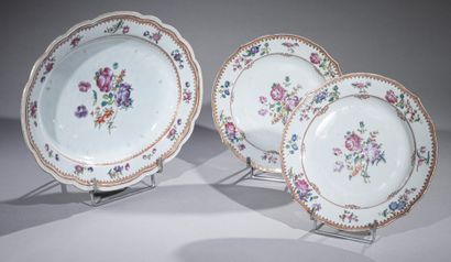 null CHINA, Compagnie des Indes, 18th century

Set of two round lobed plates and...