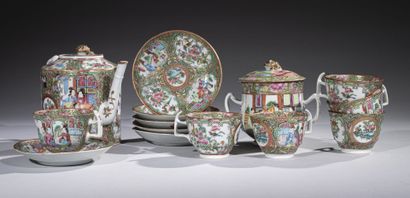 null CHINA, Canton, late 19th century

Set of six cups and saucers, a sugar bowl...