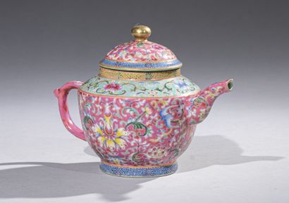 null CHINA, 20th century 

Porcelain teapot with enamelled decoration of the Pink...