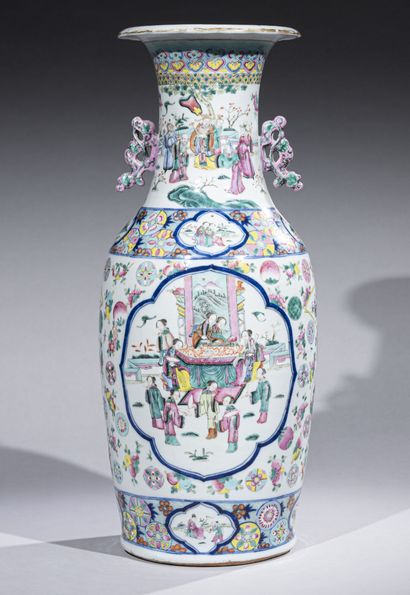 null CHINA, Canton, late 19th century

Large porcelain baluster vase with enamelled...