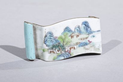 null CHINA, 20th century

Enameled porcelain ink stick holder of the Famille Rose...