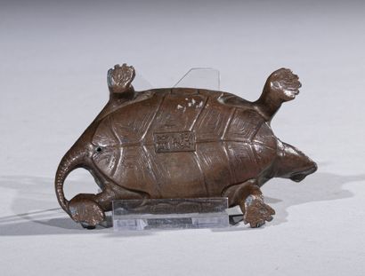 null JAPAN, Meiji era (1868-1912)

Turtle in copper alloy. A dent and damage

L.9,5...