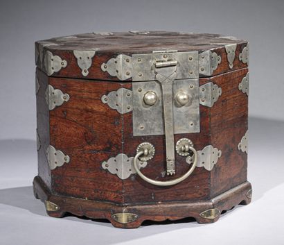 null KOREA, circa 1900

Octagonal wooden case, numerous white metal fittings, handle...