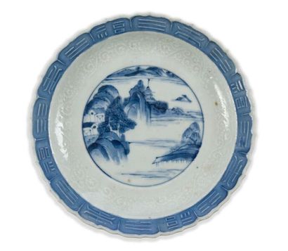 null JAPAN, 19th century

Round lobed plate in blue-white porcelain with a lake landscape...