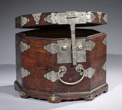null KOREA, circa 1900

Octagonal wooden case, numerous white metal fittings, handle...
