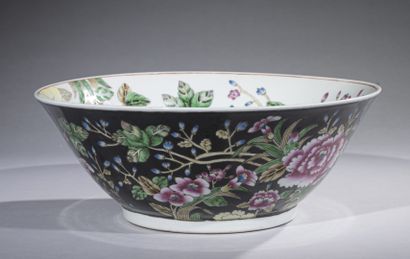 null CHINA, 20th century

Large hollow porcelain dish with Famille rose enamel decoration...