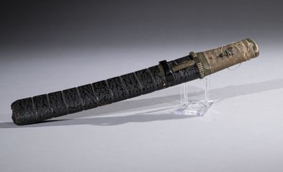 null JAPAN, 19th century

Tanto, its black iridescent lacquer scabbard, the handle...