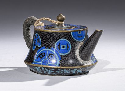 null CHINA, late 19th/early 20th century

Bronze teapot with cloisonné enamel decoration...