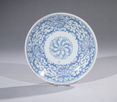 null CHINA, 19th century 

Blue and white porcelain bowl decorated with a flower...