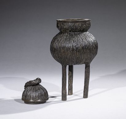 null JAPAN - MEIJI period (1868-1912) 

Covered tripod bronze incense burner, globular...