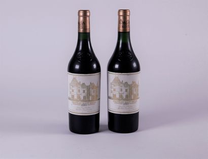 null 2 - B - CHÂTEAU HAUT-BRION (1 à 2,3; e.t.h. légères dont 1 e.l.a.) - GCC1 Graves...