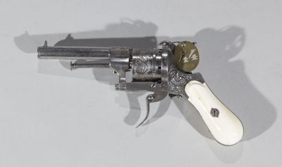 null France

Pinfire revolver caliber 7 or 8 mm

Bone stock, steel carcass decorated...